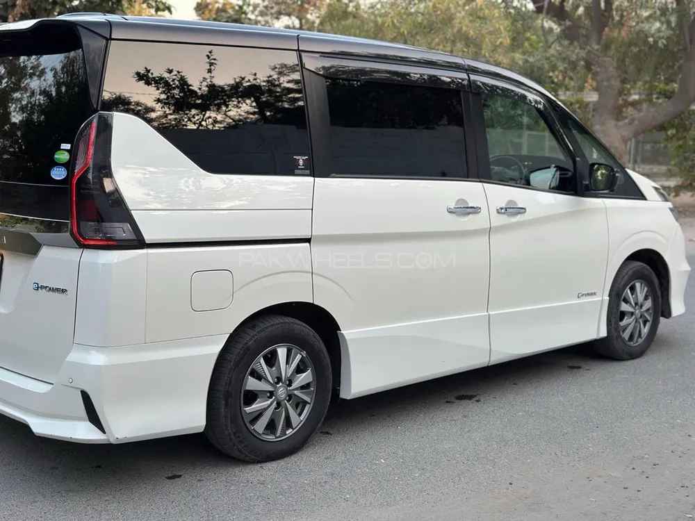 Nissan Serena 2018 for Sale in Peshawar Nissan Serena 2018 for Sale in Peshawar Image-14
