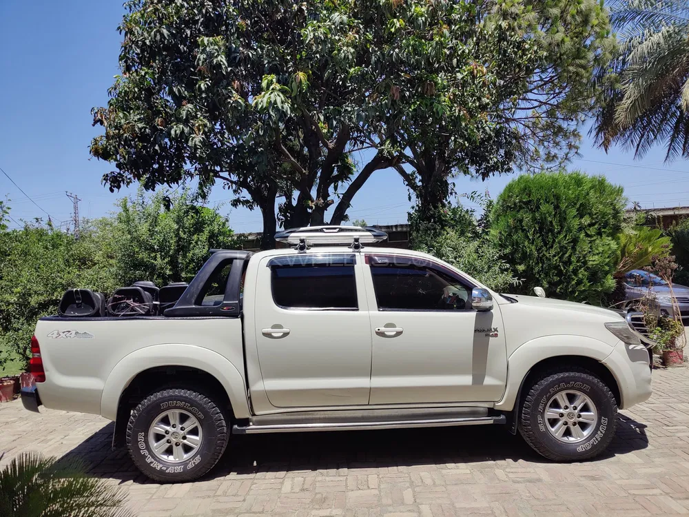 Toyota Hilux 2013 for Sale in Akora khattak Image-1