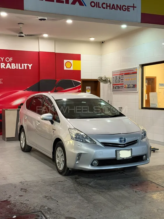 Toyota Prius Alpha 2013 for Sale in Islamabad Image-1