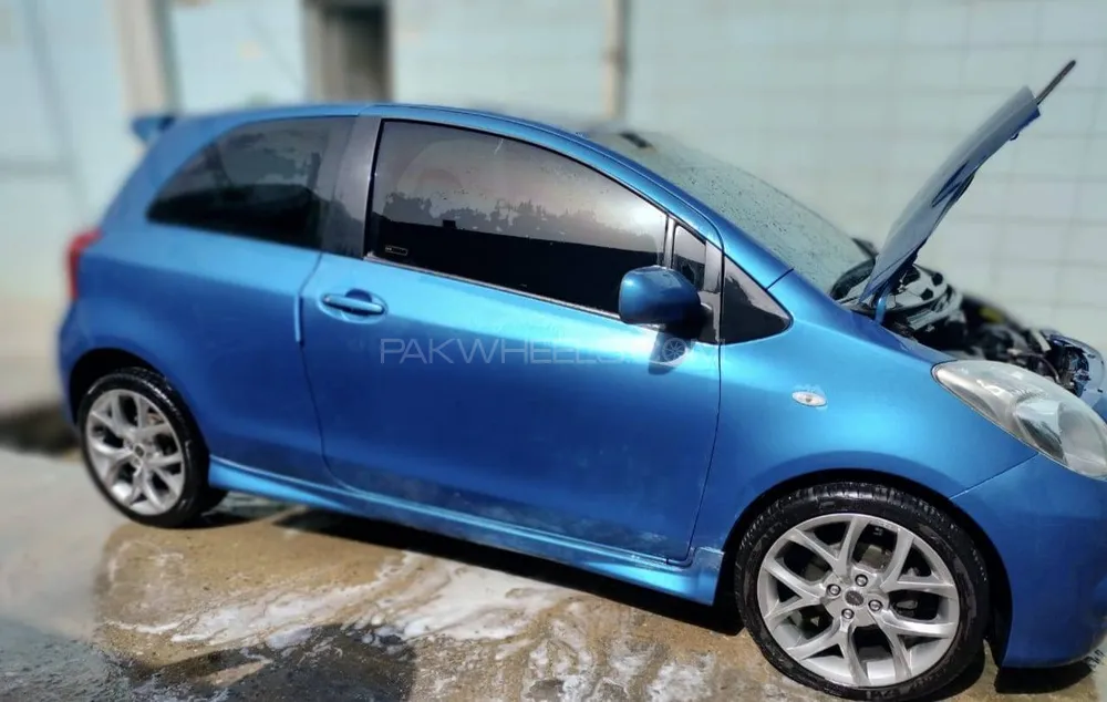Toyota Yaris Hatchback 2011 for Sale in Karachi Image-1