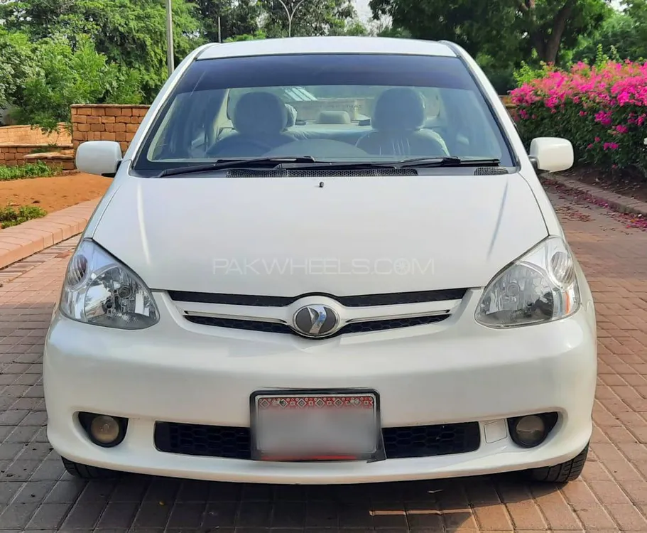 Toyota Platz 2004 for Sale in Karachi Image-1