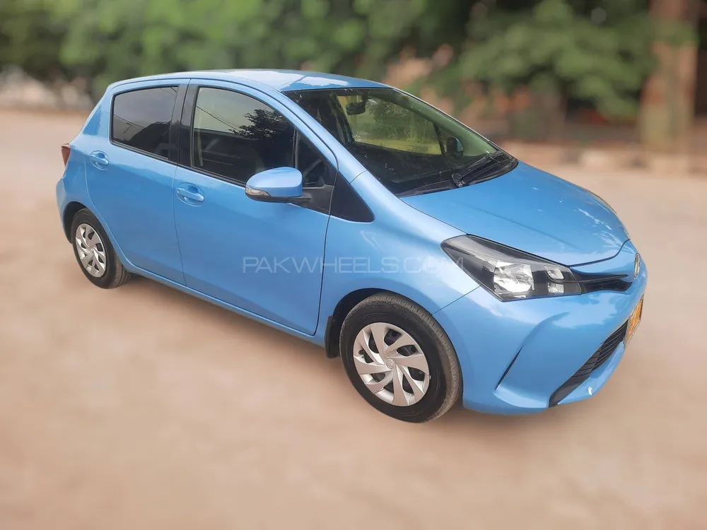 Toyota Vitz 2015 for Sale in Karachi Image-1