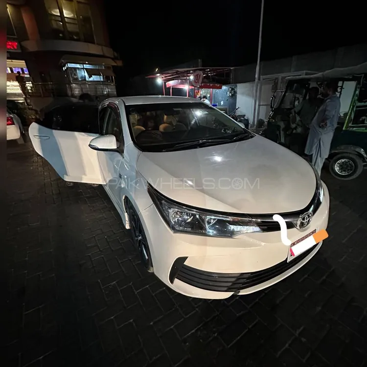 Toyota Corolla 2017 for Sale in Noshero Feroze Image-1