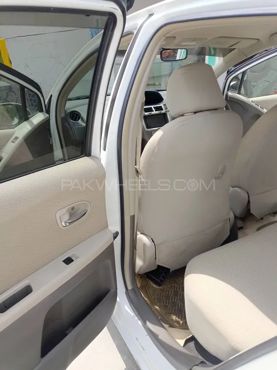 Toyota Vitz 2010 for Sale in Islamabad Image-1
