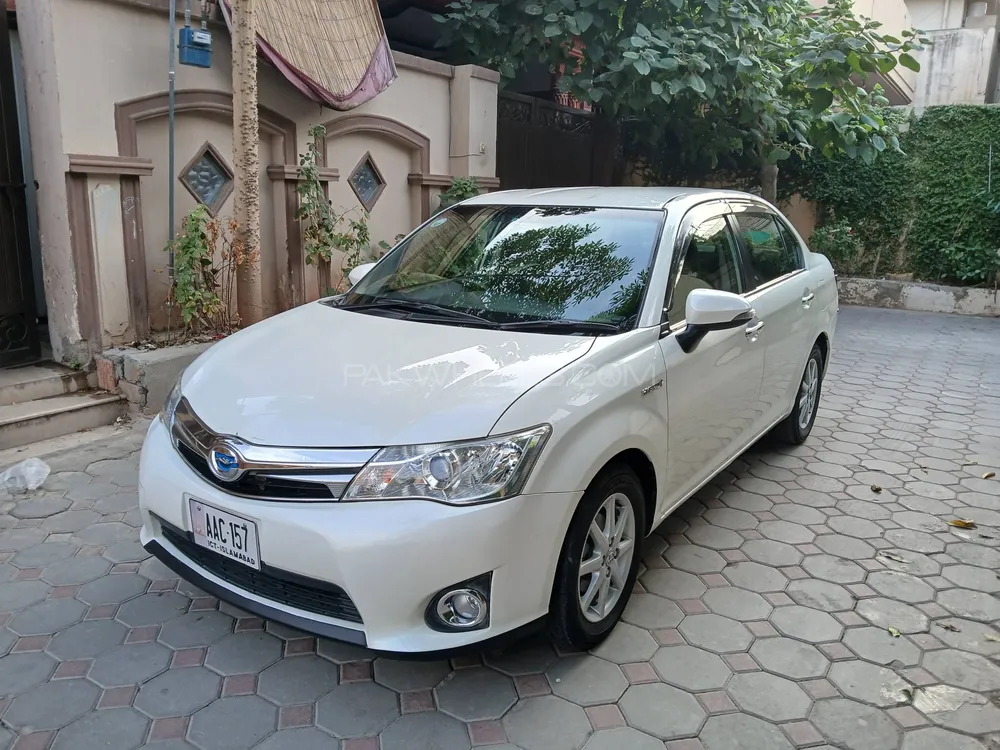 Toyota Corolla Axio 2013 for Sale in Peshawar Image-1