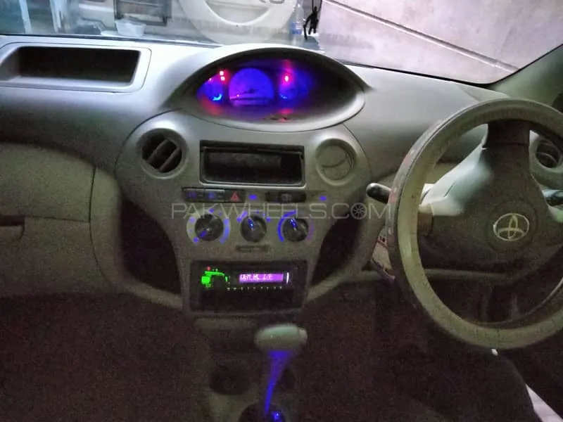 Toyota Platz 2005 for Sale in Karachi Image-1