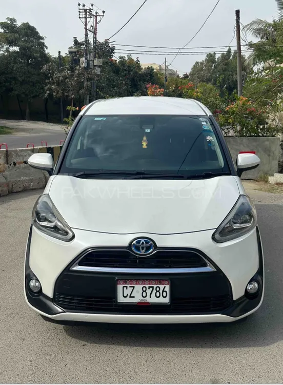 Toyota Sienta 2015 for Sale in Karachi Image-1
