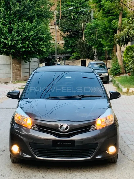 Toyota Vitz 2011 for Sale in Peshawar Image-1