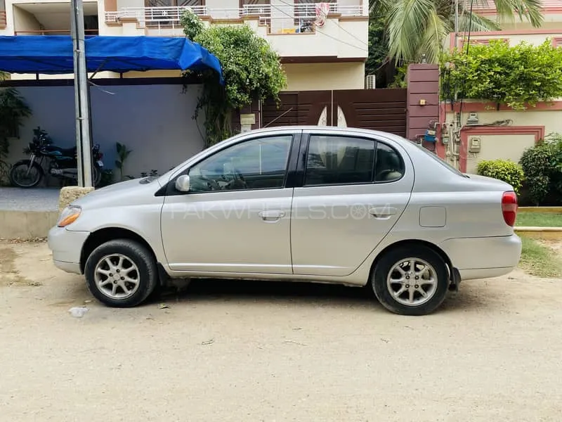 Toyota Platz 2001 for Sale in Karachi Image-1
