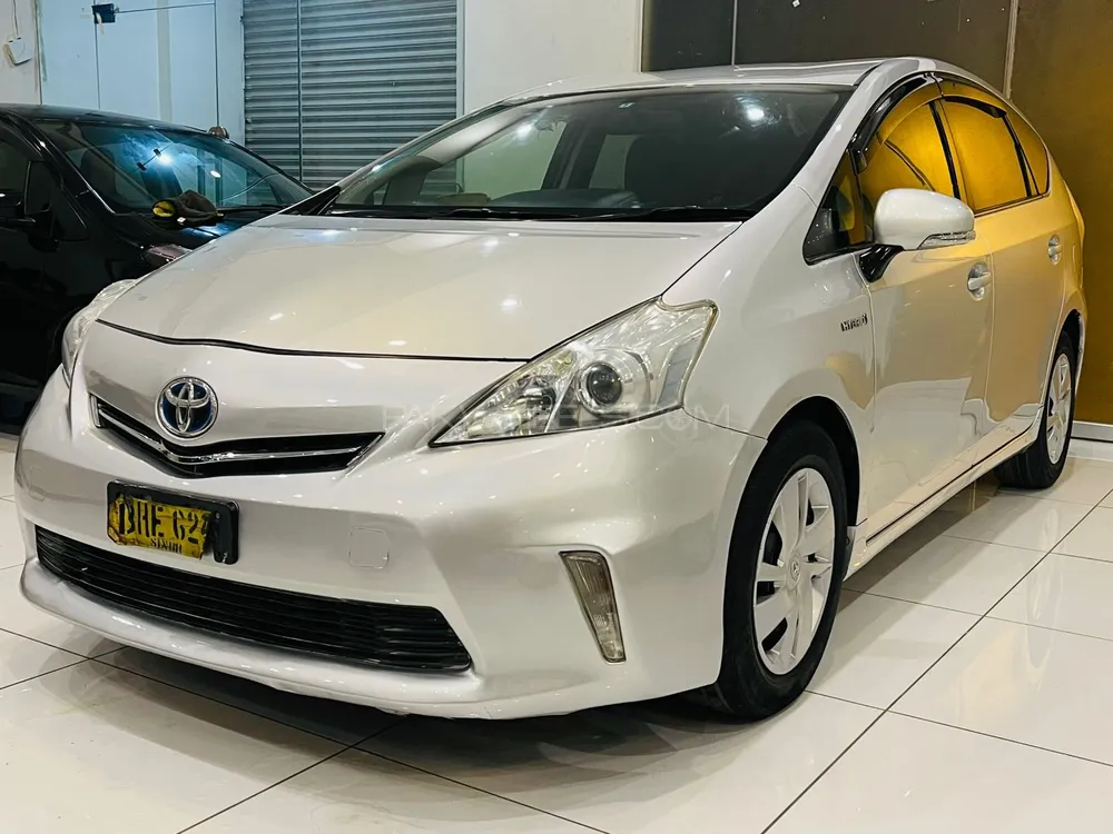 Toyota Prius Alpha 2013 for Sale in Karachi Image-1