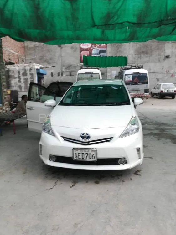 Toyota Prius Alpha 2013 for Sale in Lahore Image-1