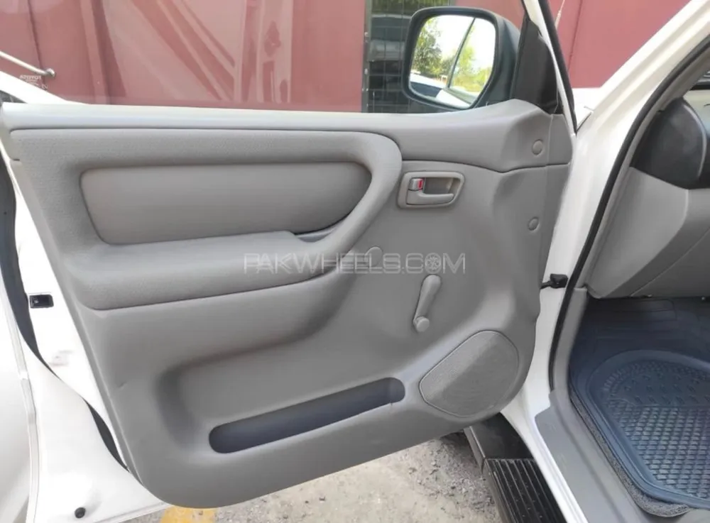 Toyota Land Cruiser 2005 for Sale in Islamabad Toyota Land Cruiser 2005 for Sale in Islamabad Image-12