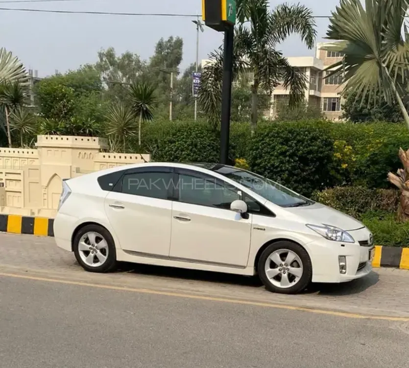 Toyota Prius 2011 for Sale in Karachi Image-1