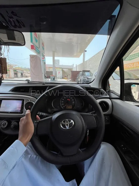 Toyota Vitz 2012 for Sale in Ahmed Pur East Image-1