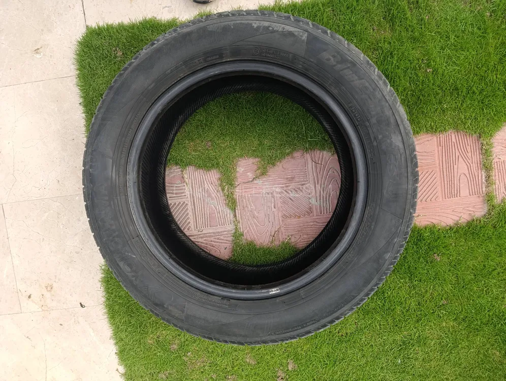 Yokohama BluEarth- ES 215/55 R16 Image-1