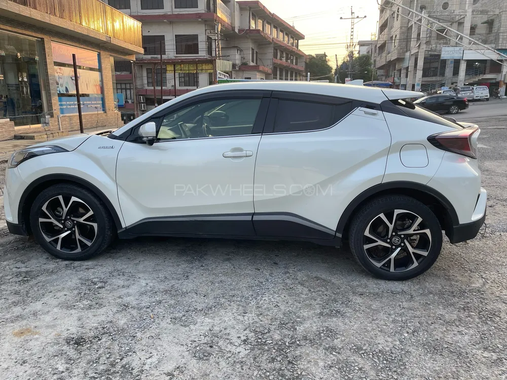 Toyota C-HR 2017 for Sale in Islamabad Image-1