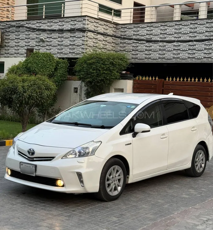 Toyota Prius Alpha 2013 for Sale in Lahore Image-1