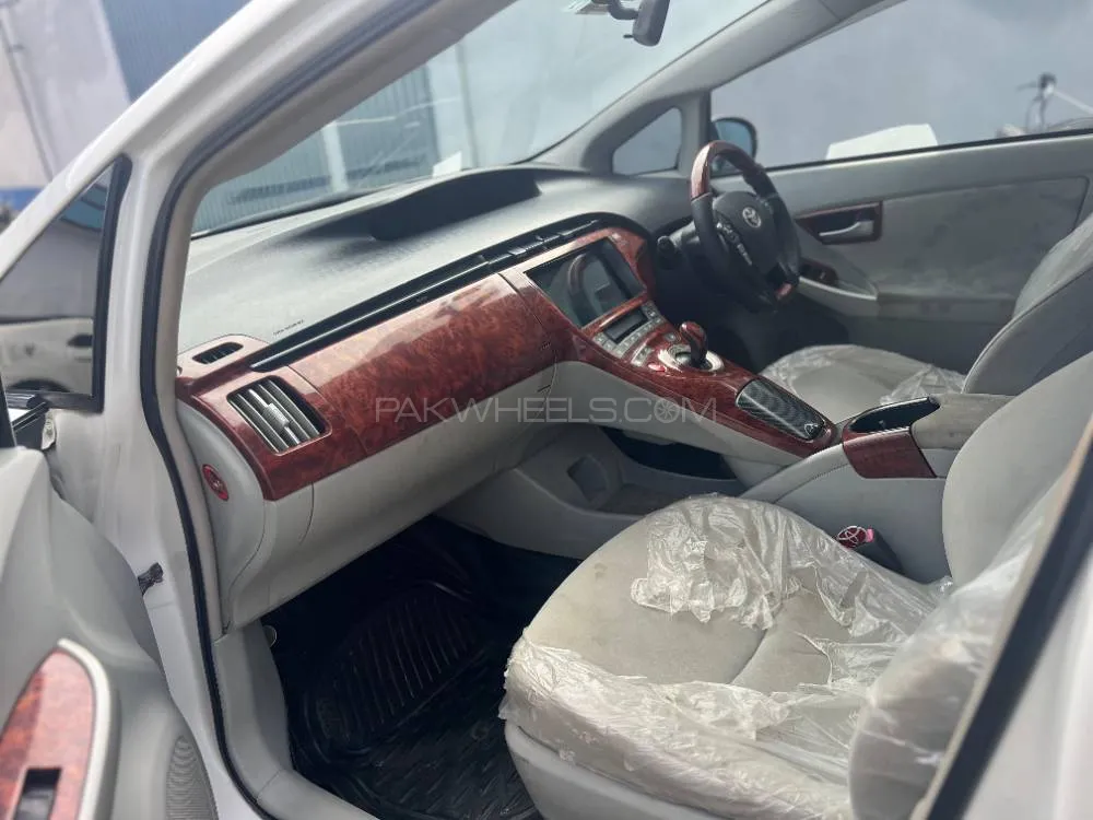 Toyota Prius 2017 for Sale in Mardan Image-1