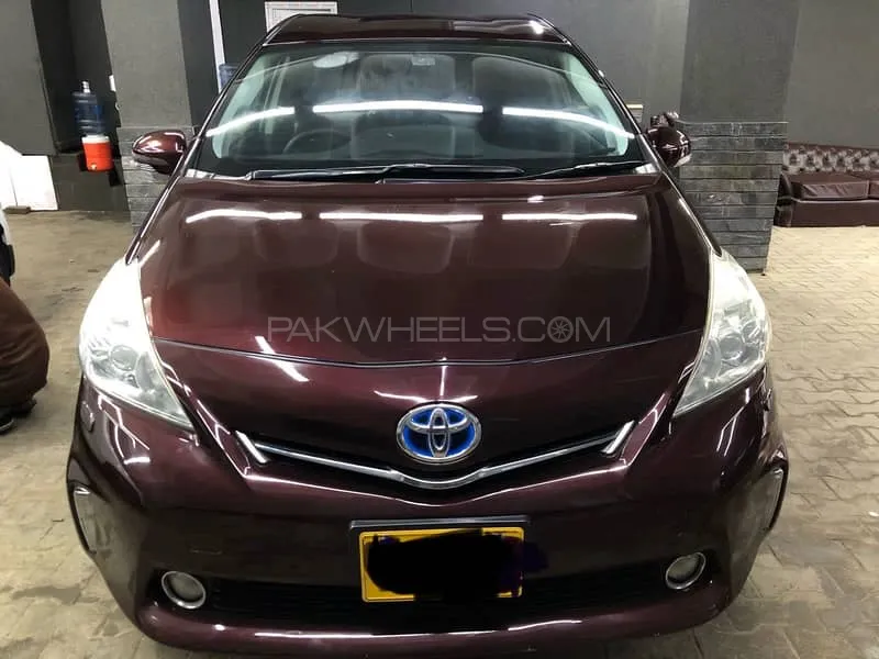 Toyota Prius Alpha 2013 for Sale in Karachi Image-1