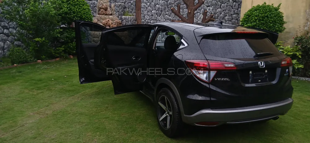 Honda Vezel 2017 for Sale in Sialkot Image-1
