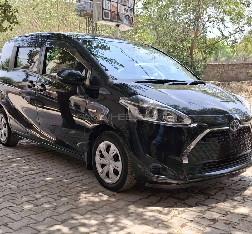 Toyota Sienta 2024 for Sale in Lahore Image-1