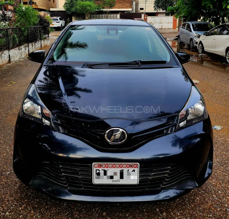 Toyota Vitz 2015 for Sale in Karachi Image-1