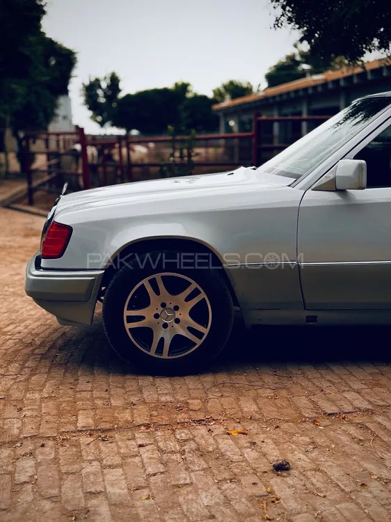 Mercedes Benz E Class 1986 for Sale in Multan Image-1