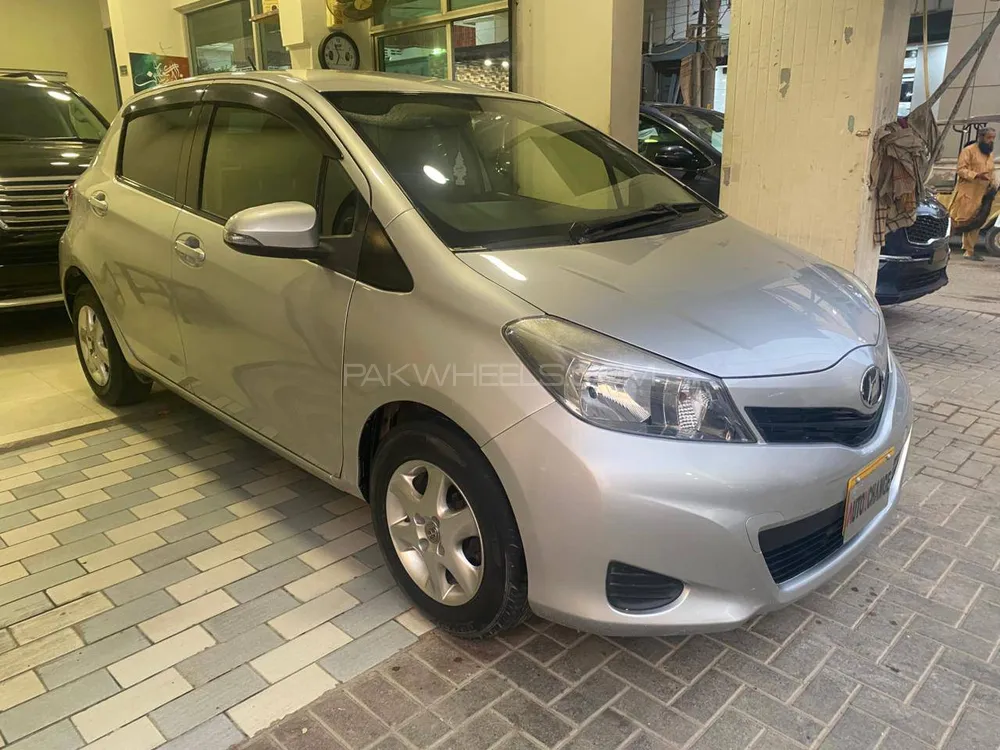 Toyota Vitz 2014 for Sale in Karachi Image-1