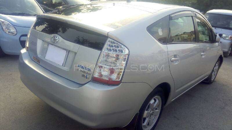 Toyota Prius Alpha 2008 for Sale in Islamabad Image-1