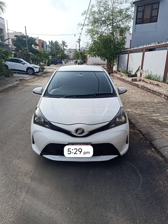 Toyota Vitz 2015 for Sale in Karachi Image-1
