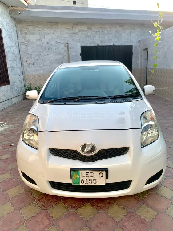 Toyota Vitz 2010 for Sale in Mardan Image-1