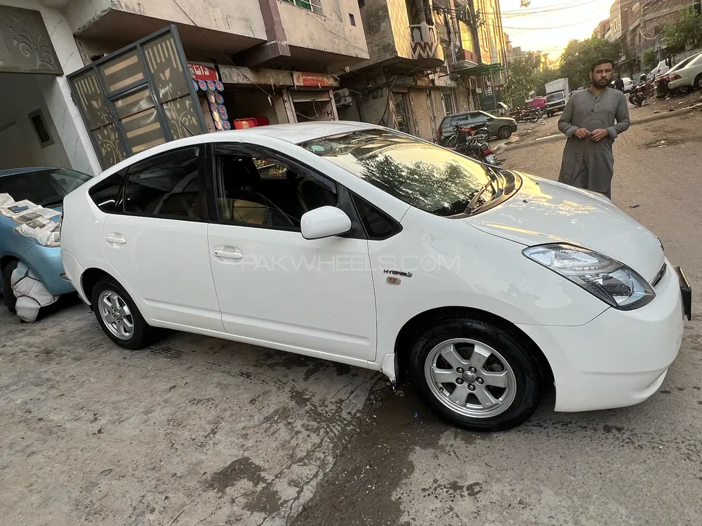 Toyota Prius 2011 for Sale in Lahore Image-1