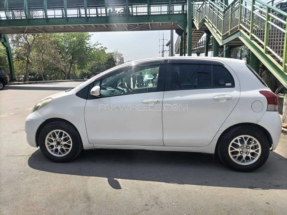 Toyota Vitz 2010 for Sale in Lahore Image-1