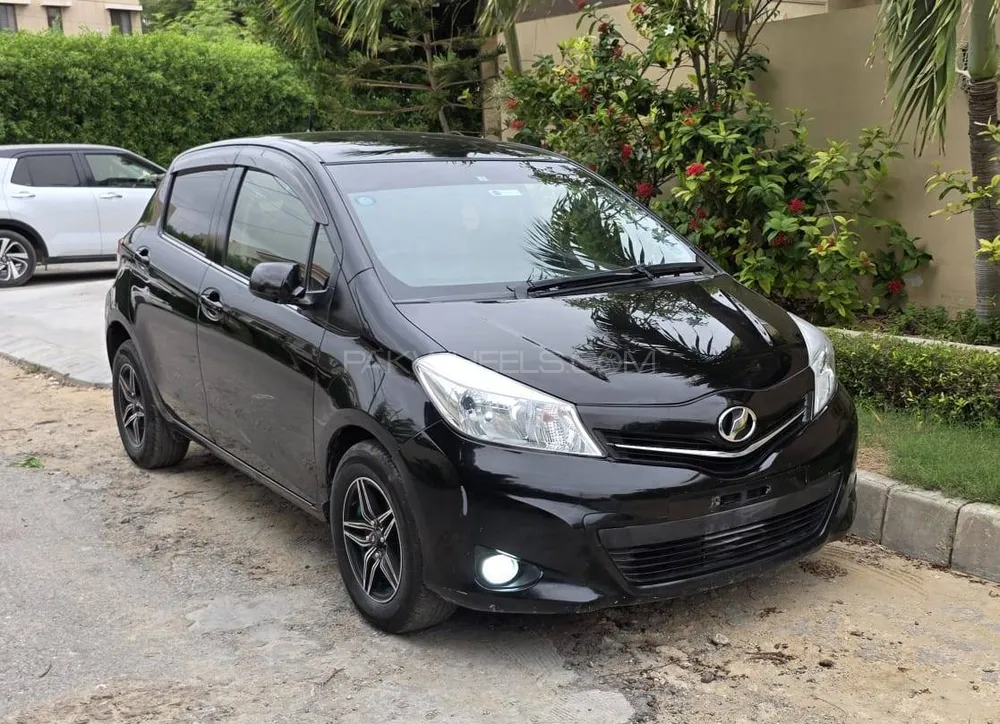 Toyota Vitz 2013 for Sale in Karachi Image-1