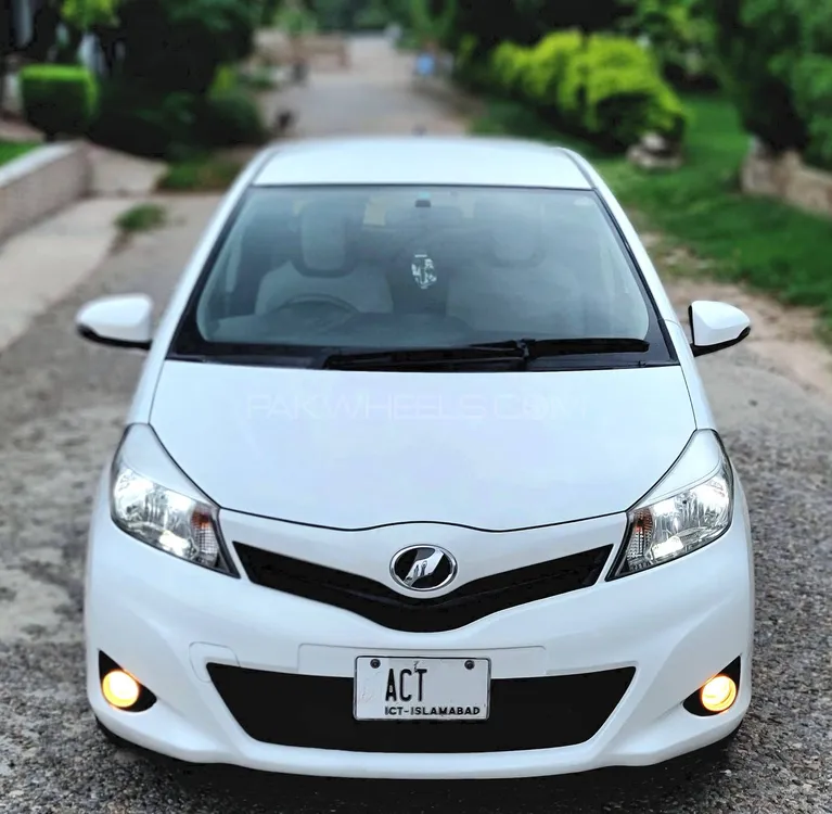 Toyota Vitz 2013 for Sale in Peshawar Image-1