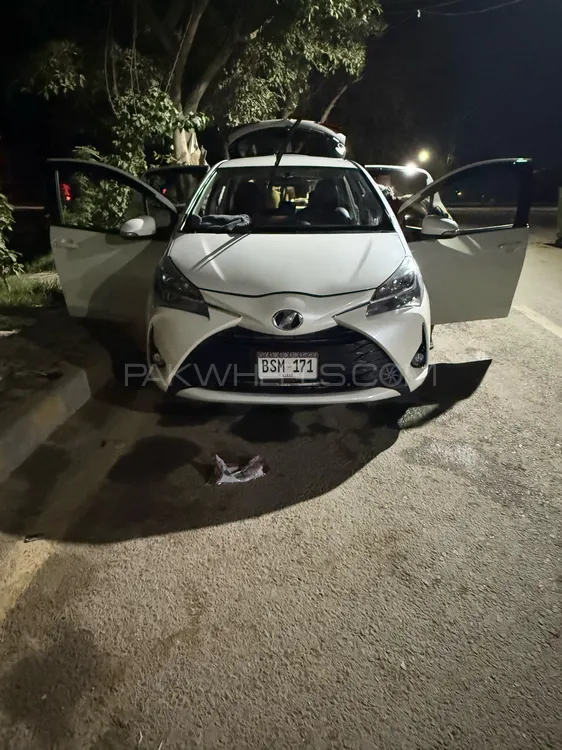 Toyota Vitz 2017 for Sale in Okara Image-1