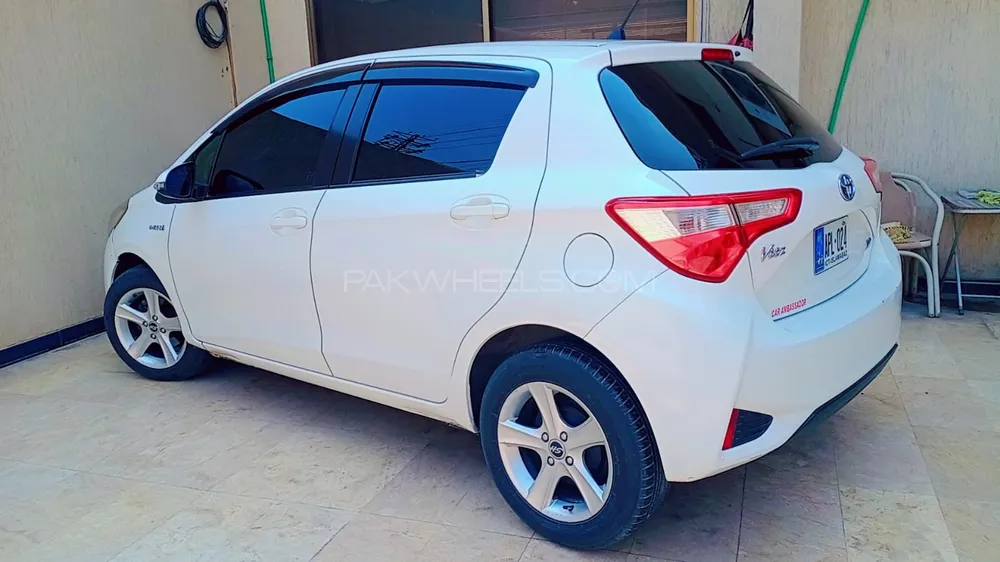 Toyota Vitz 2017 for Sale in Peshawar Image-1
