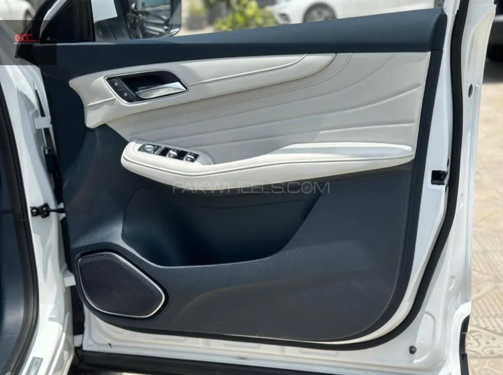MG 5 EV 2025 for Sale in Peshawar Image-1