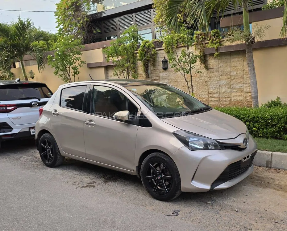 Toyota Vitz 2014 for Sale in Karachi Image-1