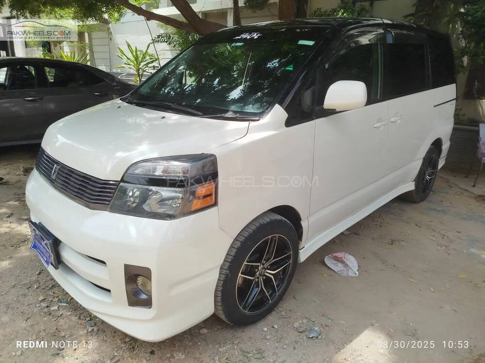 Toyota Voxy 2004 for Sale in Karachi Toyota Voxy 2004 for Sale in Karachi Image-3