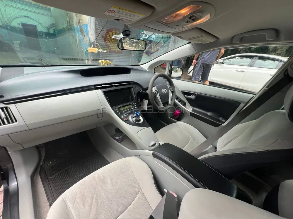 Toyota Prius 2011 for Sale in Lahore Image-1