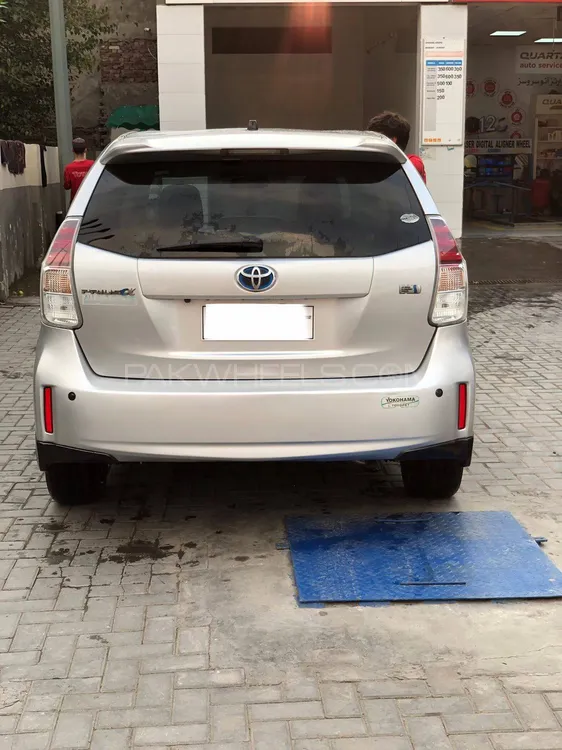 Toyota Prius Alpha 2011 for Sale in Lahore Toyota Prius Alpha 2011 for Sale in Lahore Image-2