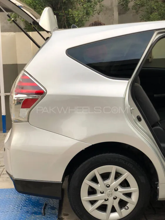 Toyota Prius Alpha 2011 for Sale in Lahore Toyota Prius Alpha 2011 for Sale in Lahore Image-9