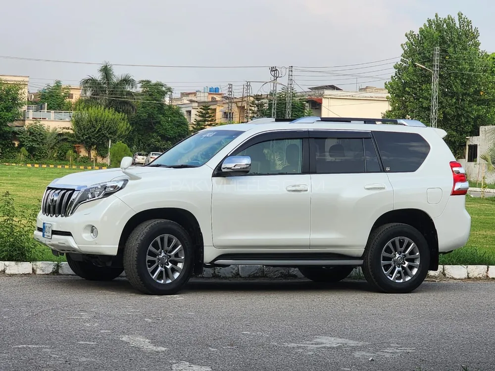 Toyota Land Cruiser 2017 for Sale in Dera ismail khan Image-1
