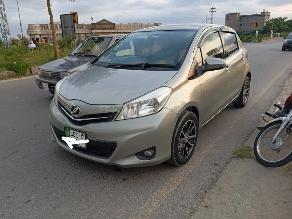 Toyota Vitz 2013 for Sale in Peshawar Image-1