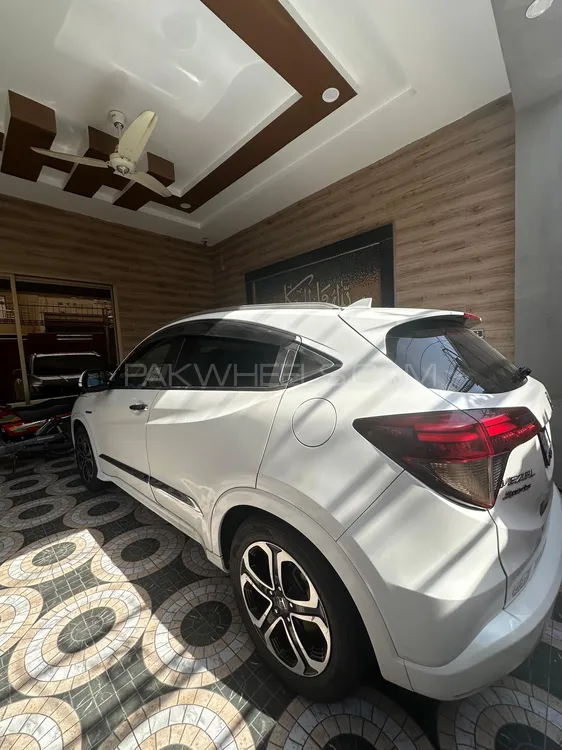 Honda Vezel 2015 for Sale in Khanewal Image-1