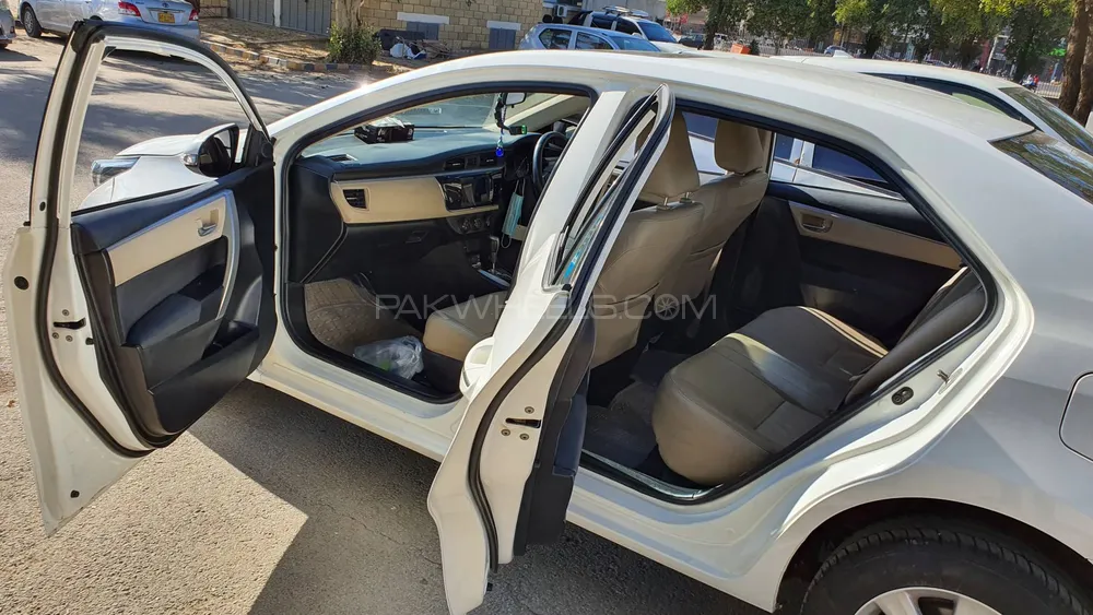 Toyota Corolla 2015 for Sale in Karachi Image-1