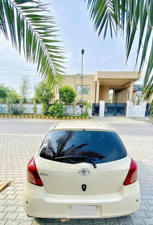 Toyota Vitz 2005 for Sale in Peshawar Image-1
