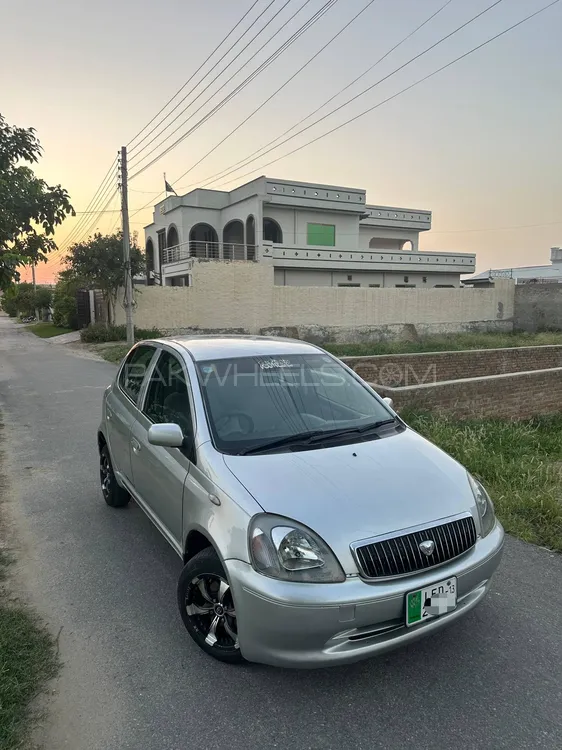 Toyota Vitz 2000 for Sale in Layyah Image-1