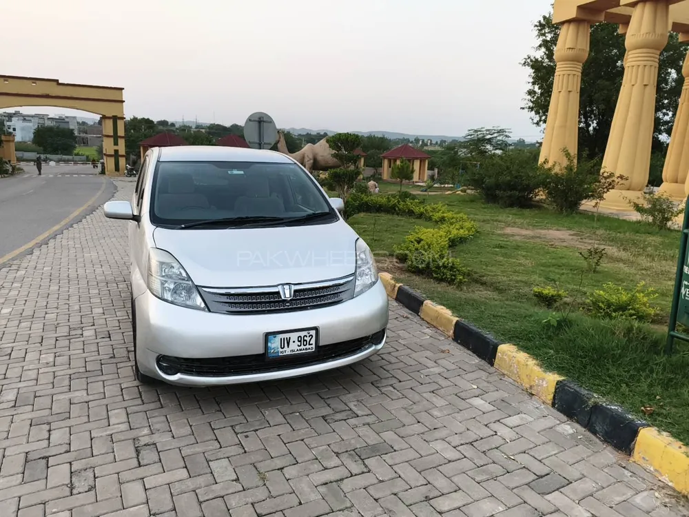 Toyota ISIS 2006 for Sale in Islamabad Image-1